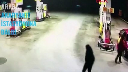 Otomobilin akaryakıt istasyonuna daldığı kaza kamerada