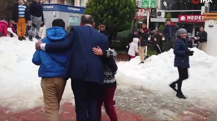 Kar görmeyen çocukla için kamyon kamyon kar getirdiler