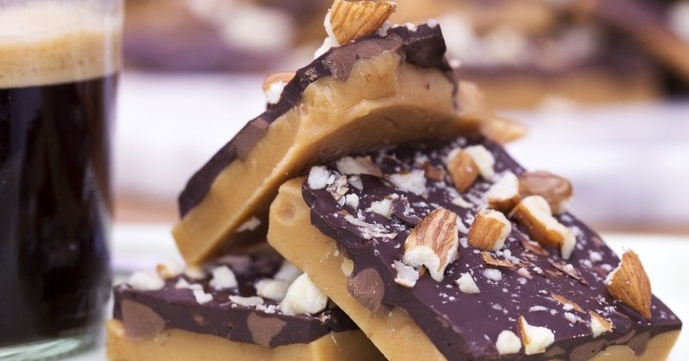 Fondez pour la confiserie croquante et fondante, le toffee au caramel et chocolat