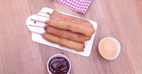 Préparez d'étonnants Corndogs, les chipolatas en brochette panées