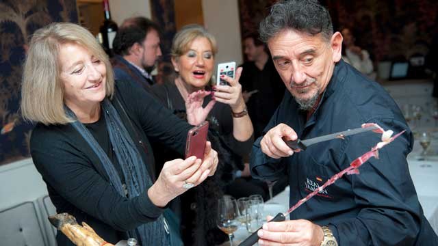 Florencio Sanchidrián imparte un corte y cata magistral en plena montanera del cerdo ibérico