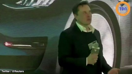 Elon Musk fait une danse complètement loufoque devant ses employés