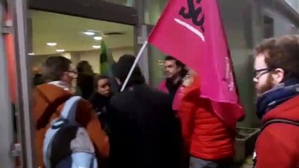 Besançon : plusieurs manifestants sont rentrés de force au sein du palais des sports en marge de la cérémonie de vœux du maire