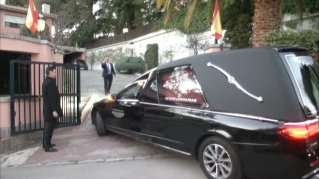 El coche fúnebre con los restos mortales de Doña Pilar de Borbón llega al domicilio familiar para celebrar el velatorio