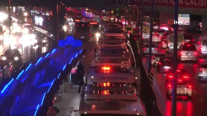 Metrobüs arıza yaptı, uzun kuyruklar oluştu