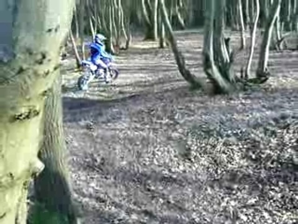 Thibault sur sa moto à Samoussy