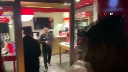 El freni çekilmeyen minibüs iş yerine daldı