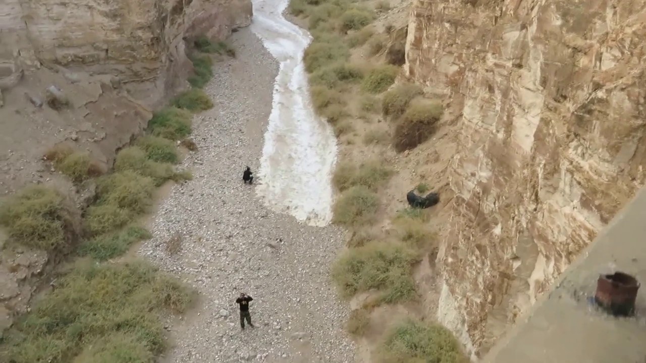 Le lit de cette rivière se remplit subitement : crue éclaire