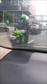 Ce fan de moto n'a pas le permis mais à quand même une belle moto