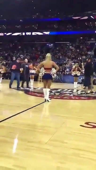 Il se rate complètent et envoie le ballon dans la tête d'une pompom girl