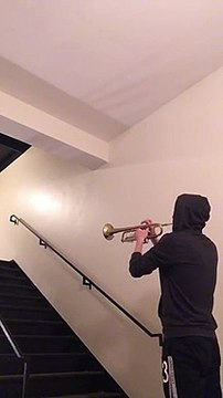 Frissons - Star Wars joué à la trompette dans un escalier qui résonne !