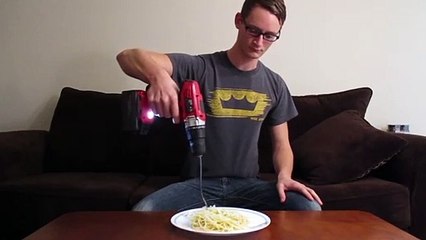 Manger ses spaghetti avec une perceuse LOL