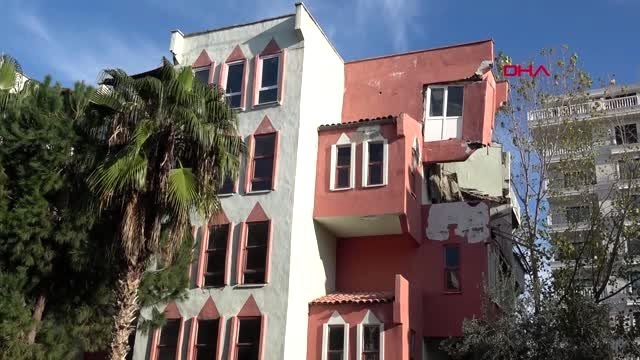 Antalya tahliye edilen 4 katlı binanın üst 2 katı büyük gürültüyle yıkıldı