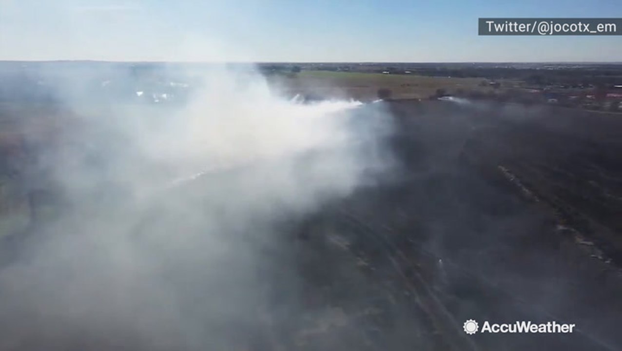 Firefighters battle blaze in Texas