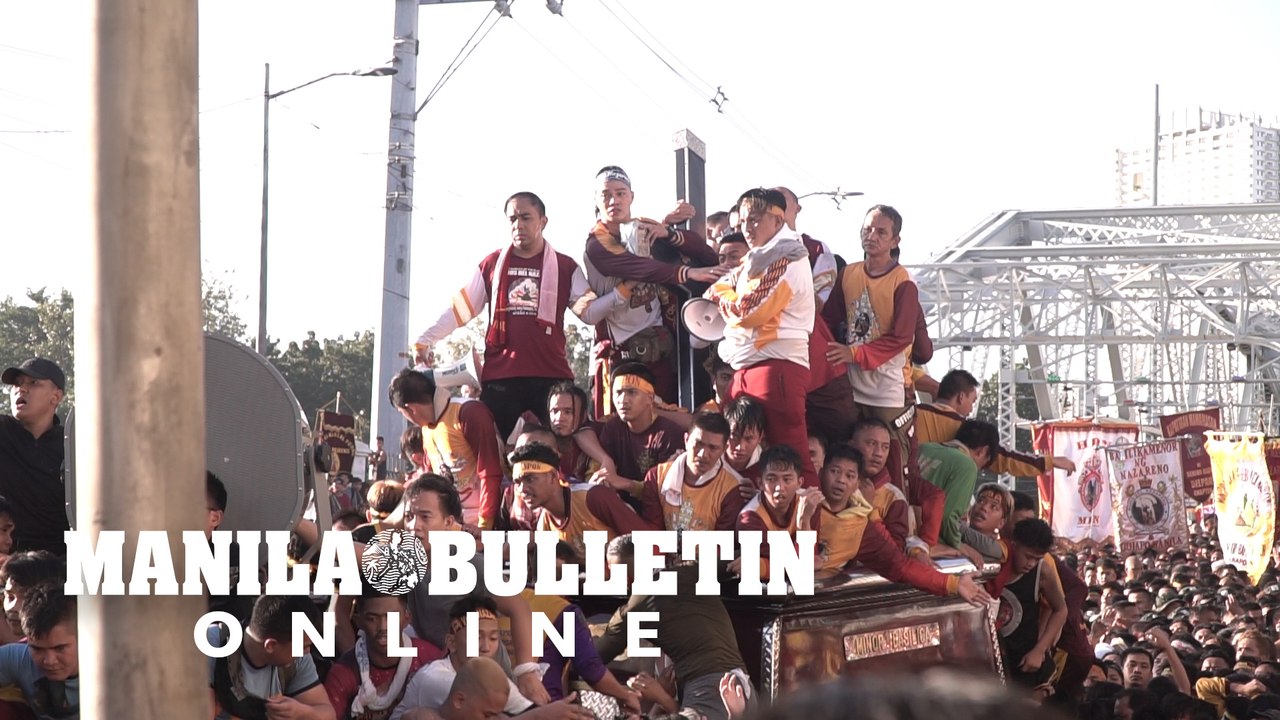 Hundreds of devotees flood Ayala Bridge to anticipate the black nazarene