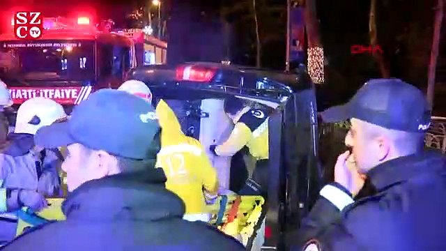 Minibüsle asfalt arasında sıkışan sürücüyü itfaiye ekipleri kurtardı