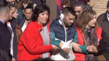 Entierran al adolescente y a su hermana de 24 años fallecidos en el incendio de una vivienda en Huelva.