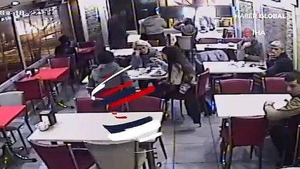 Eski sevgilisi buluşmaya başka bir erkekle gelince birbirine kattı