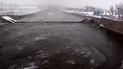 Doğu Anadolu'da kış - Taşlıçay'da derenin yüzeyi buz tuttu