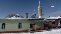 Çaldıran’da soğuktan cami minareleri ve dereler buz tuttu