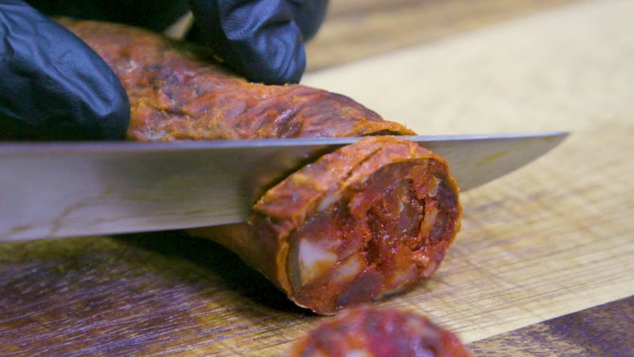 How traditional Spanish chorizo is made