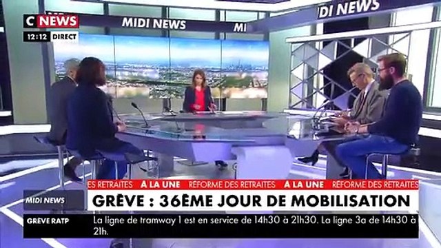 Grève Jour 36 - Des cheminots, munis de fumigènes et de banderoles, manifestent à la Gare de Lyon à Paris