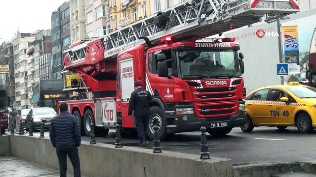 Taksim’de yırtılan dev Türk bayrağı değiştirildi