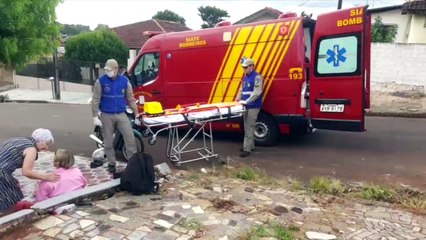 Mulher cai de moto após desviar de cão no Bairro Guarujá