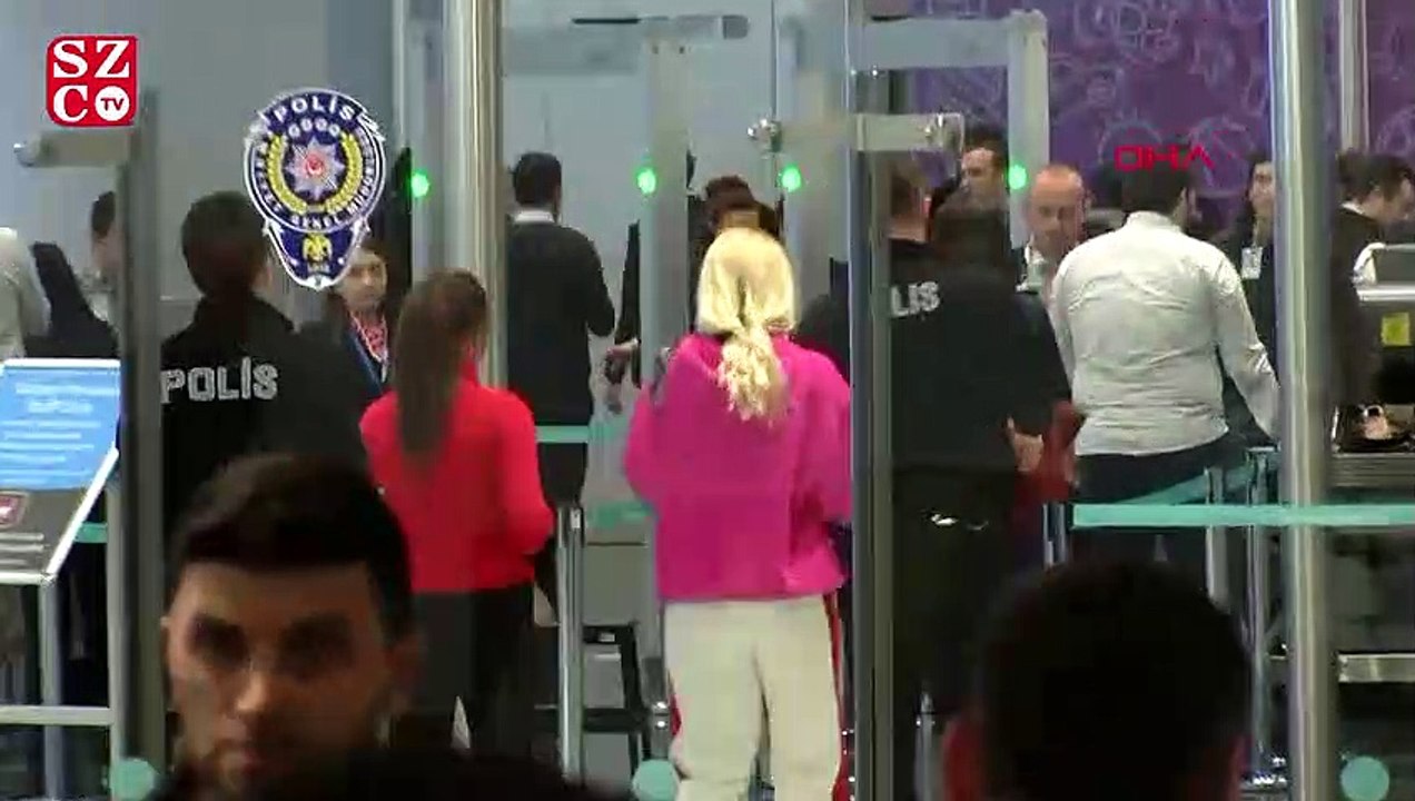 Aleyna Tilki havalimanında olay çıkardı