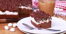 Un délicieux brownie au chocolat, recouvert de marshmallows fondus et de céréales nappés de chocolat!