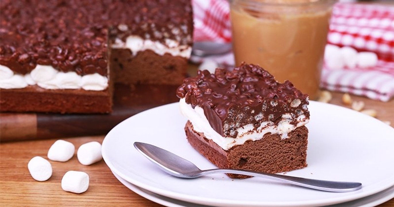 Un délicieux brownie au chocolat, recouvert de marshmallows fondus et de céréales nappés de chocolat!