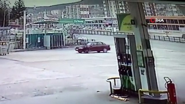 Aracının el frenini çekmeyi unuttu, peşinden metrelerce böyle koştu