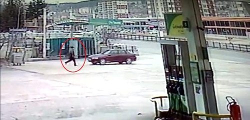 El freni çekilmeyen otomobil yola çıktı, sürücü peşinden koştu