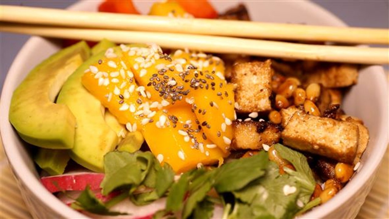 Lecker Avocado-Tofu-Bowln zum Selbermachen