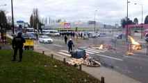Besançon :  les policiers éteignent le feu de barricade des Gilets Jaunes à Micropolis