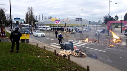 Besançon :  les policiers éteignent le feu de barricade des Gilets Jaunes à Micropolis