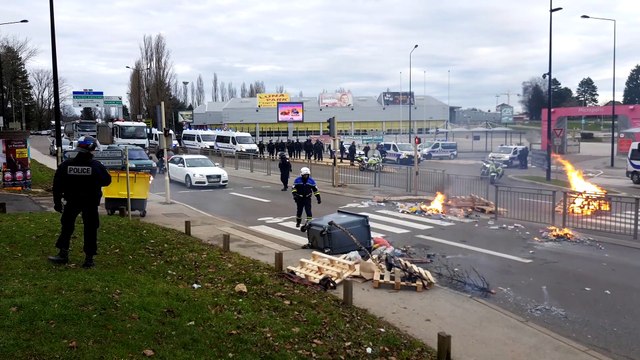 Besançon : les policiers éteignent le feu de barricade des Gilets Jaunes à Micropolis