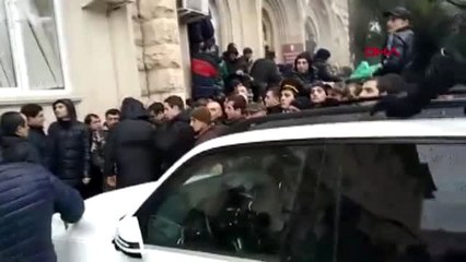 Скачать видео: Abhazya'da muhalifler cumhurbaşkanlığı binasını bastı