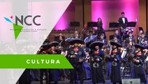 Ma­ria­chi y or­ques­ta se fu­sio­nan para in­ter­pre­tar can­cio­nes tra­di­cio­na­les me­xi­ca­nas.