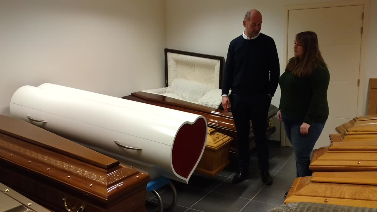 Des cercueils insolites chez Borgno à Mons . Vidéo Eric  Ghislain