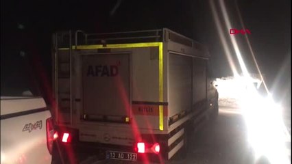 Bitlis yavru ayılara yem bırakmaya giden ekip aracın paleti kırılınca karda mahsur kaldı-2