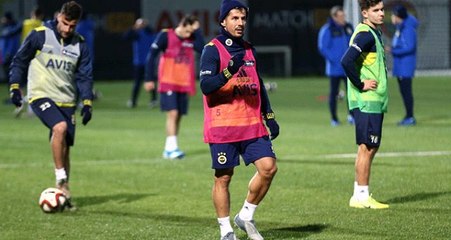 Emre Belözoğlu'nun idmanda takım arkadaşlarına taktik vermesi dikkat çekti