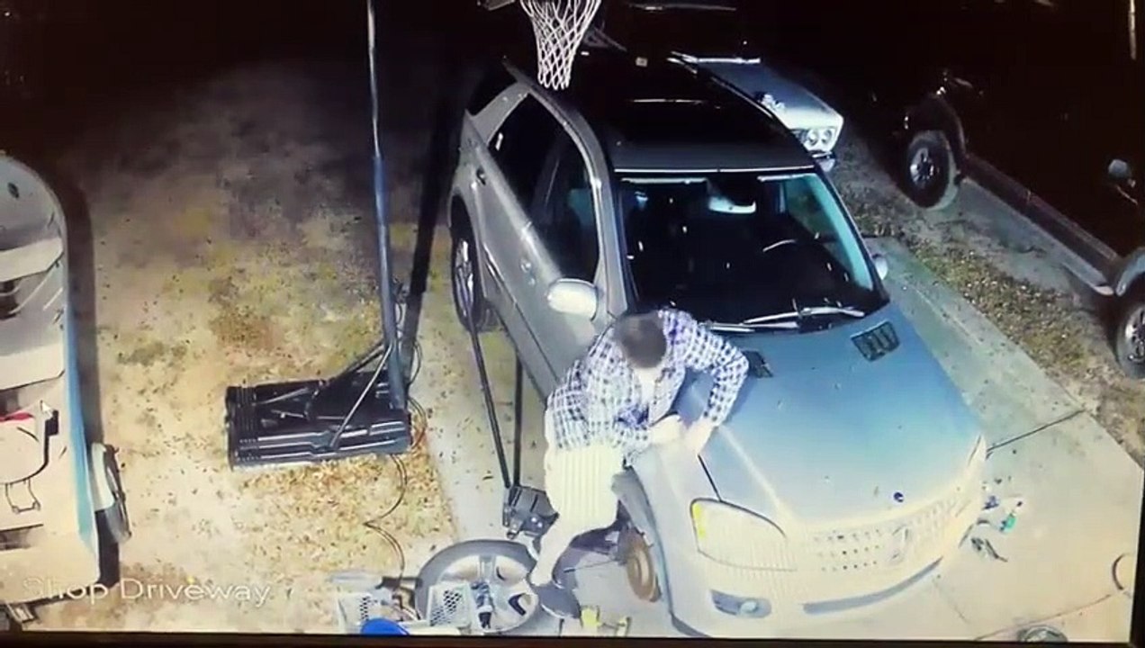 Le capot de sa mercedes se referme sur sa main ! Bricoleur coincé !