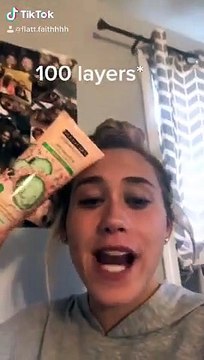 Elle met pas 1 mais 100 couches de crème sur son visage !