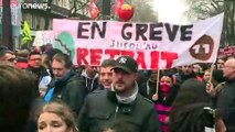 Tausende gehen in Frankreich gegen Macrons Rentenpläne auf die Straße