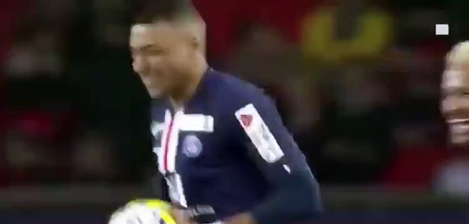 Football - Coupe de la Ligue - Quand Kylian Mbappe met un gros vent à l'arbitre Clément Turpin...