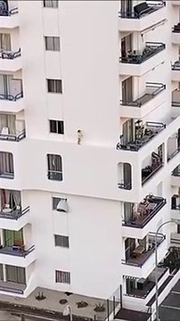 Une fillette marche sur le rebord de l'immeuble au 4ème étage... Terrifiant