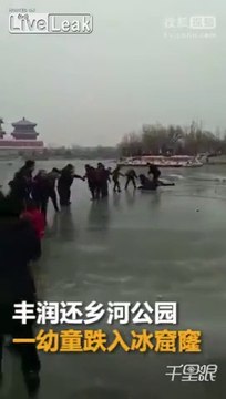 Ils réalisent une chaîne humaine pour sauver un enfant tombé dans une rivière gelée