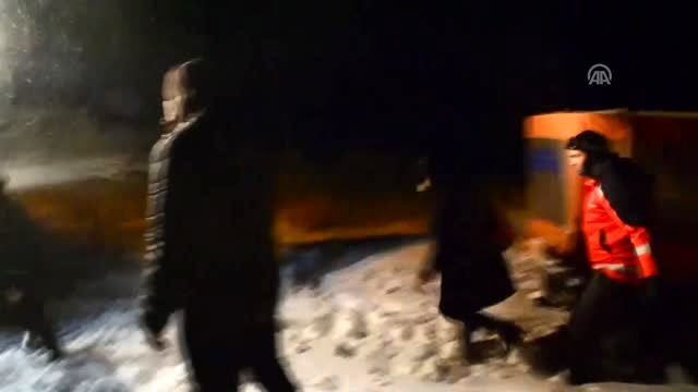 Nemrut Dağı'nda ayılara yem bırakmaya giderken mahsur kalan ekip kurtarıldı (3)