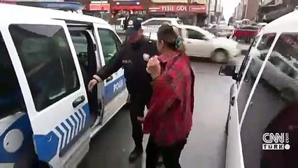 Eşini bıçaklayan kadın pişman olunca hastaneye götürdü